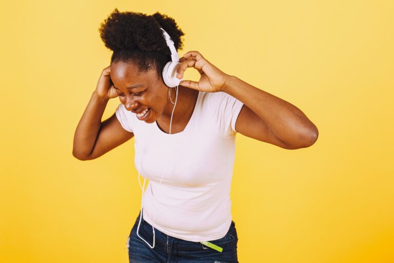 Impacts of positive music: 4 reasons to listen to music.