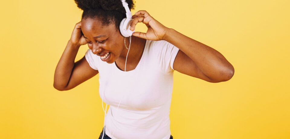 Impacts of positive music: 4 reasons to listen to music.