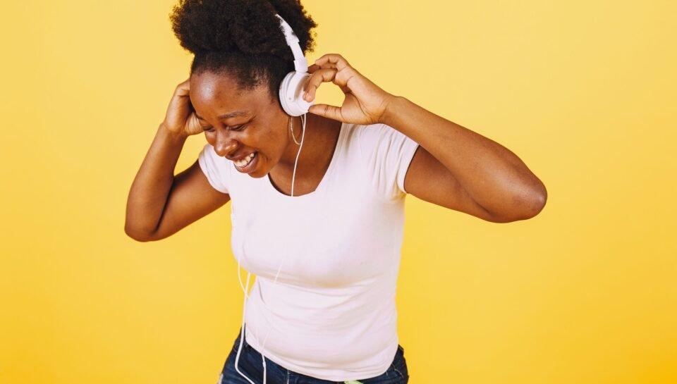 Impacts of positive music: 4 reasons to listen to music.